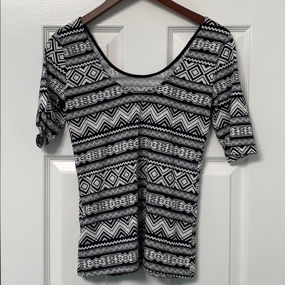 Three quarter sleeve stretch top - Picture 2 of 3